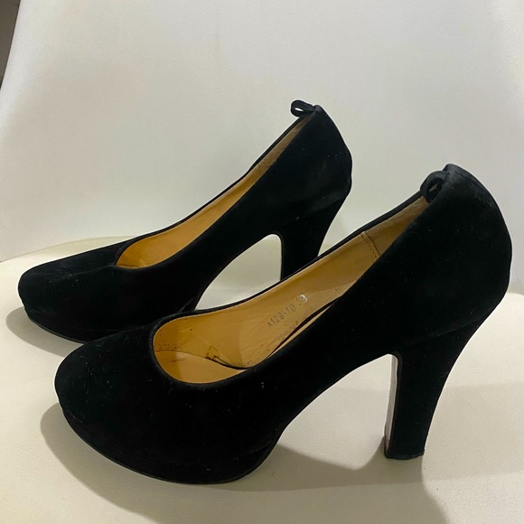 Black Velvet High Heel - Picture 2 of 6